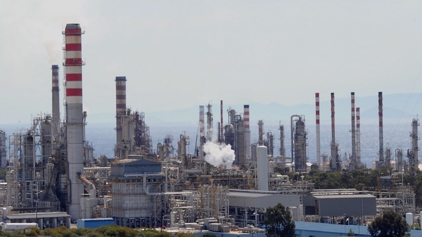 Έκρηξη στη Motor Oil στους Αγίους Θεοδώρους – Τραυματίες